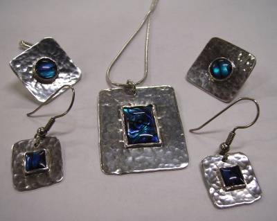 Pendnat and earring set